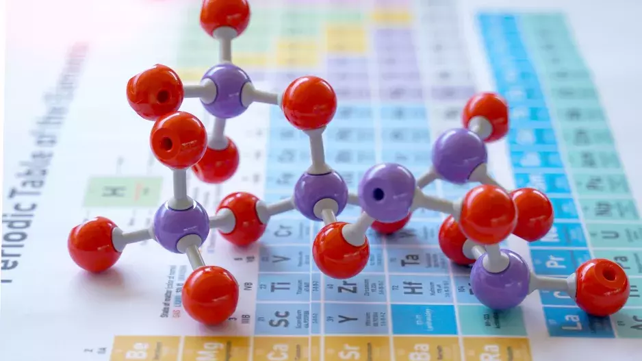 Kvíz: Jak dobře si pamatujete chemii? Zjistěte, jestli by vám při pokusech bouchly kádinky, nebo zvládáte vzorečky levou zadní