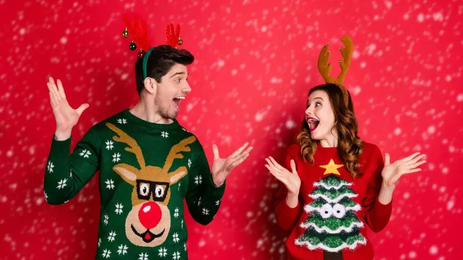 Sobíci, sněhuláci, perníčky, třpytky: Kýčovité vánoční svetry jsou hitem adventu. Víme, kde sehnat ty nejroztomilejší