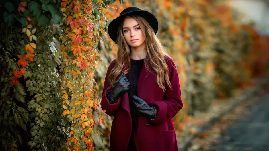 Jak v zimě nosit a kombinovat vínovou barvu. Ta je synonymem bohatství a luxusu