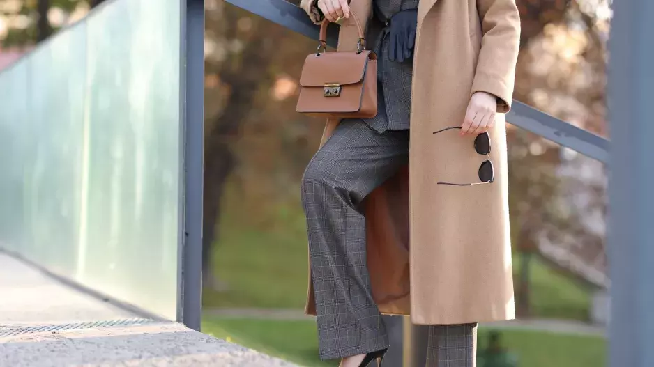 Splývavé kalhoty pro podzim a zimu 2024/25: Zeštíhlete a prodlužte své nohy i po padesátce. Víme, jaký z 5 materiálů je pro vás nejlepší