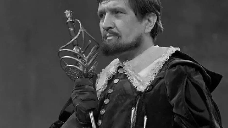 Starý mlynář Máchal z pohádky S čerty nejsou žerty, František Vicena, se premiéry nedožil. Po natáčení se oběsil