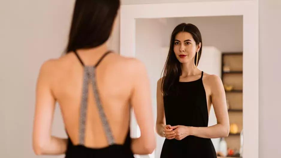 Milujete flitry? Pak kdy jindy než na Silvestra. Pokud ale dáváte přednost klasice, zkuste odhalená záda nebo asymetrické modely