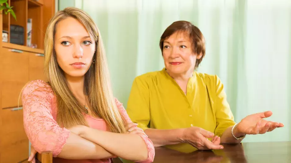 “Mami, tati, nechci s vámi a sestrou trávit Vánoce, cítila bych se zase jen jako služka,” píše Klára dopis svým rodičům. Ti ji jen využívají