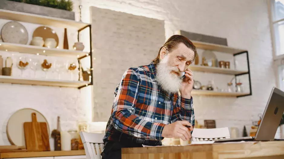 “Denisi, synu, nebýt sousedů, jsem na Vánoce sám doma, proč mě k sobě nechceš?” Ptá se v dopise svého syna Milan. Syn mu dokonce vnuka ukázal dvakrát