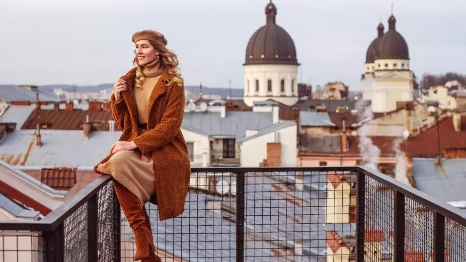 Jak nosit šaty a kozačky v zimě 2024/2025: Vyzkoušejte nejžhavější kombinace, které vám dodají francouzský šarm