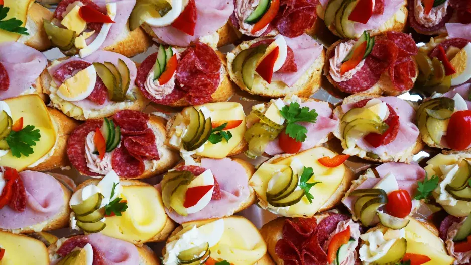 Kvíz: Televize, chlebíčky a bublinky. Jak probíhaly silvestrovské oslavy za totality? Tohle si vybaví jen opravdoví pamětníci