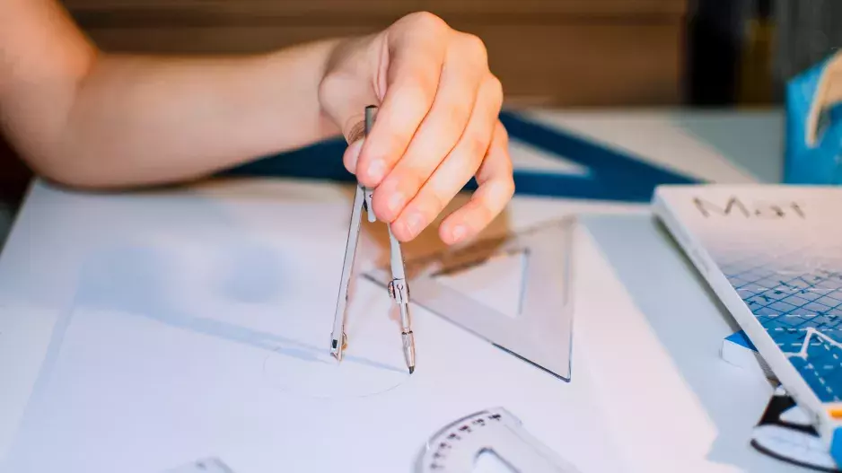 Kvíz: Úhloměr, tětiva, hexagon, průsečík. Geometrické pojmy zná každý, dokážete je však správně definovat? Zkuste získat všech 10 bodů