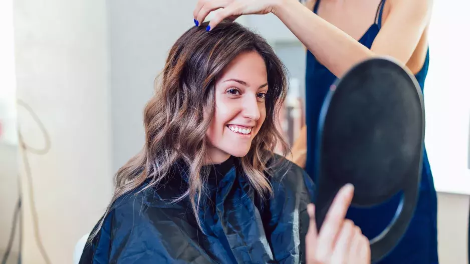 Nejkrásnější barva vlasů pro rok 2025: Kralovat bude tajemná kouřová bronz. Sluší každé ženě bez ohledu na věk