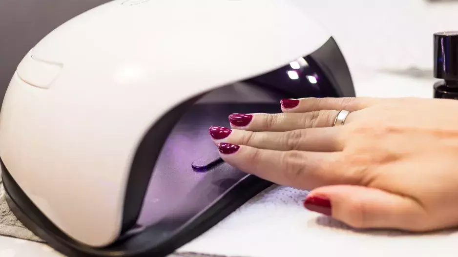 Nádherné gelové nehty jako ze salonu. Jak si udělat domácí manikúru krok za krokem. I s prvotní investicí výrazně ušetříte 