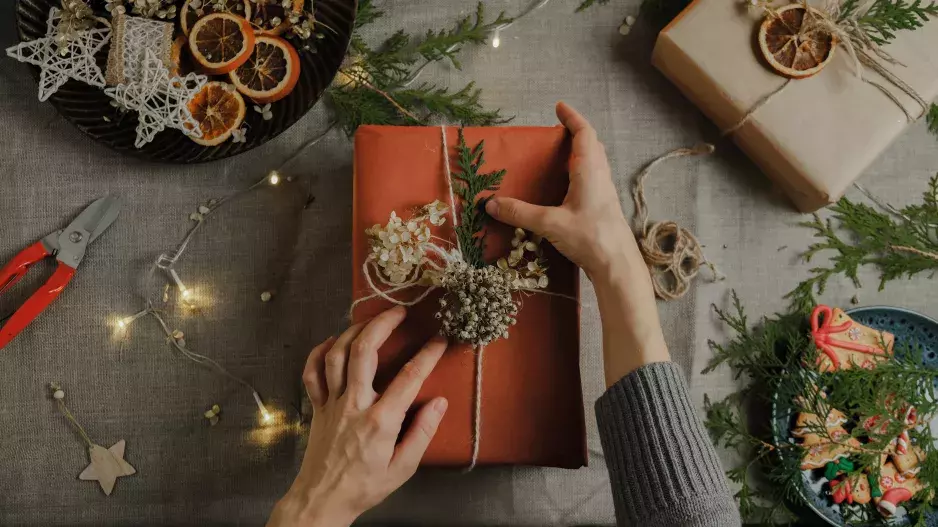 Jak krásně zabalit dárky, když zapomenete koupit balicí papír: Využijte ozdoby ze spíže i ze zahrady