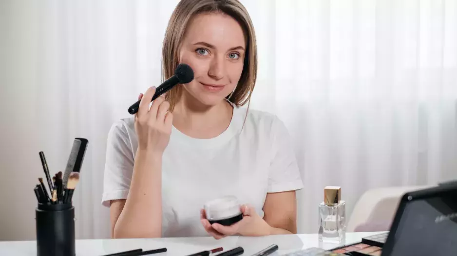 Nejlepší dekorativní kosmetika z drogerie roku 2024: Výběr špičkových produktů pro tvář, oči a rty, které seženete pod stromeček za pár korun 