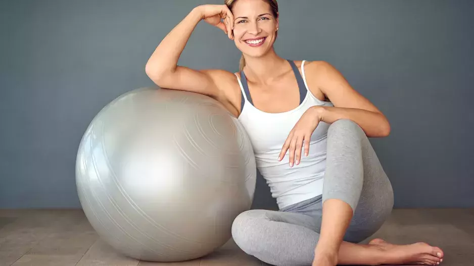 Zpátky do kondice se můžete dostat i v 50: Tyto 3 jednoduché cviky zvládnete, i když jste líná. Chůze funguje i na místě