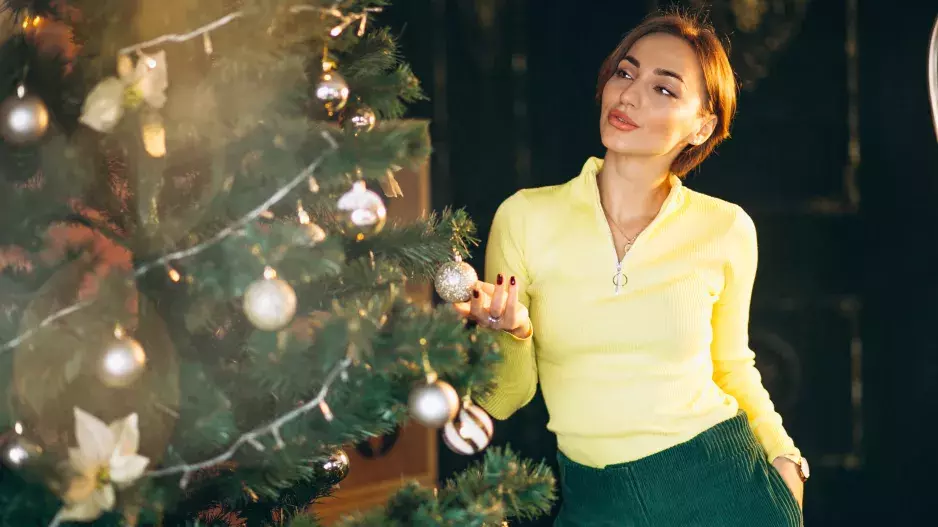 Jak se obléknout k vánočnímu stolu: Klasika, ležérnost nebo extravagance? 3 outfity, ve kterých si užijete Štědrý den i s nějakým kilem navíc