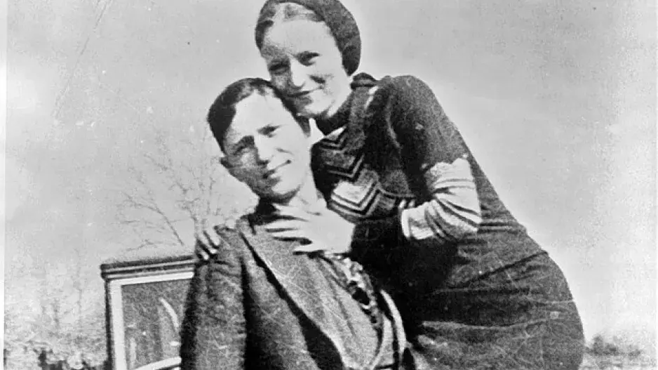 Romance na pozadí smrti: Legendární gangstery Bonnie a Clyda zná celý svět. Talentovaná Bonnie Parker ve škole vynikala, zemřela možná nespravedlivě