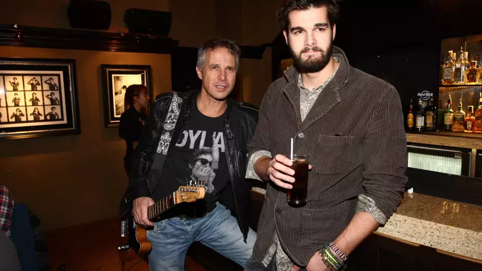 Syn zpěváka Janka Ledeckého: Multitalentovaný Jonáš kdysi brázdil zasněžené svahy, nakonec ale i přes svůj hendikep boduje v umělecké branži 