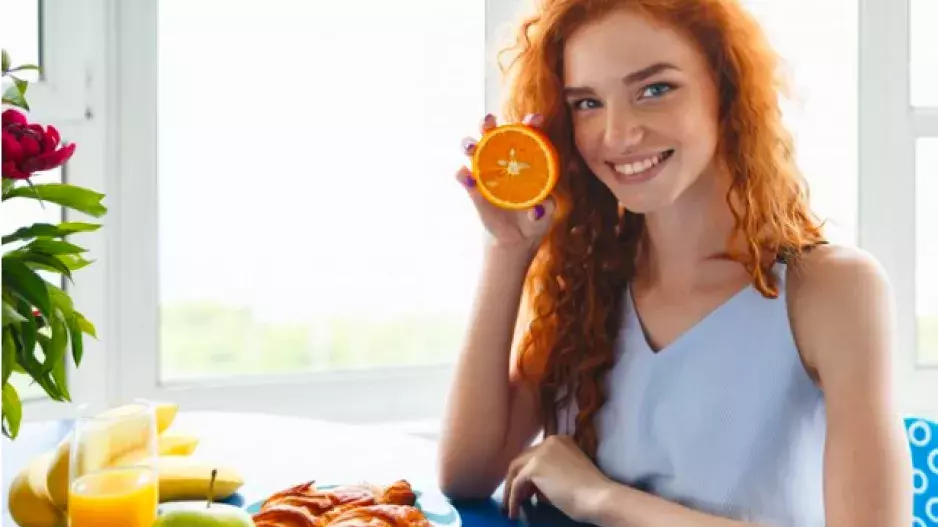 Trápí vás větší bříško a tukové polštářky? Pokud je vám nad 50 a chcete trvale zhubnout, zařaďte do svého jídelníčku tyto 3 potraviny 