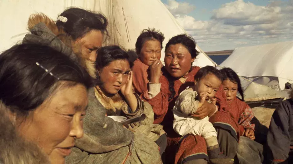 Novodobí Eskymáci: Inuité iglú postavit neumí, trpí obezitou a mají výrazný sklon k sebevraždám