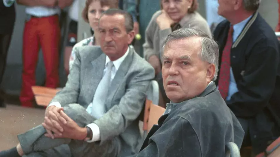 Imitátor strýček Jedlička: Zvládal 7 besídek za den, na děti byl vulgární a neměl je rád. Při tenisu na kurtu zakokrhal a zemřel