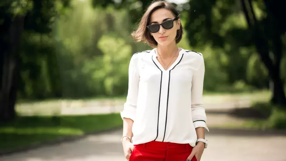 Nejslušivější trička s dlouhým rukávem jsou předzvěstí jara. Jaká si nakoupit, aby vám sedla i po 50? Vybrali jsme ta nejkrásnější