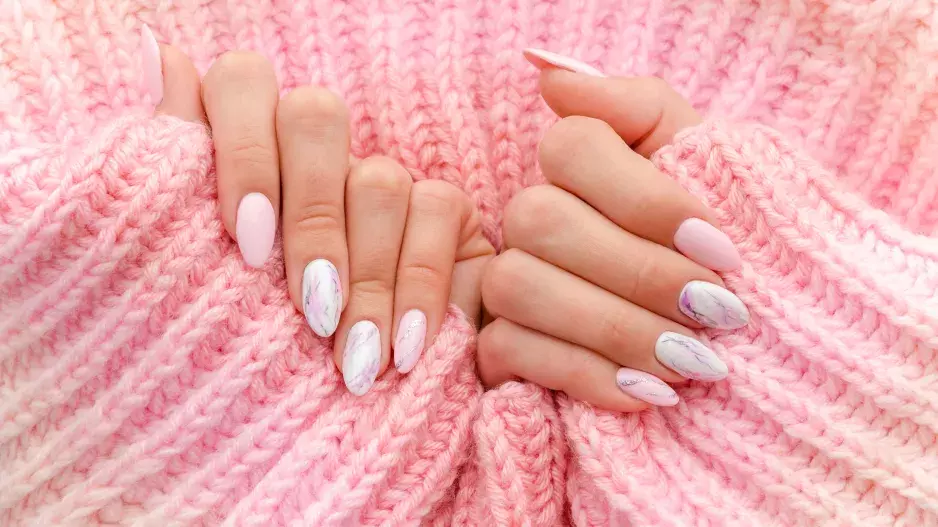 Trend v manikúře roku 2025 hlásá návrat k přírodě. Vyzkoušejte nádherné mramorové nehty, které vám dodají punc luxusu