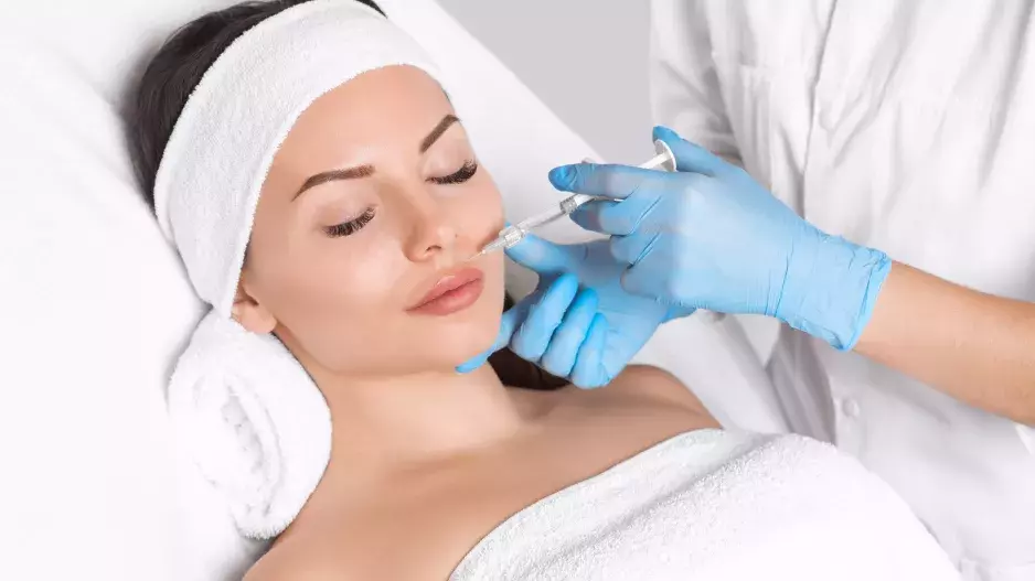 Beauty ošetření roku 2025: Za pár minut dokonalé hydratované rty díky injekcím kyseliny hyaluronové