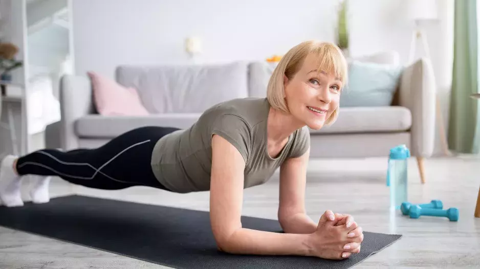 Jak posilovat břicho a nezničit si záda? Klasické sklapovačky nebo leh sedy jsou dávno překonané