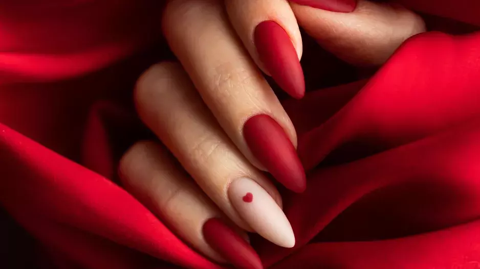 Valentýnská manikúra 2025: 5 nejkrásnějších trendy nehtů, kterými uděláte radost sama sobě
