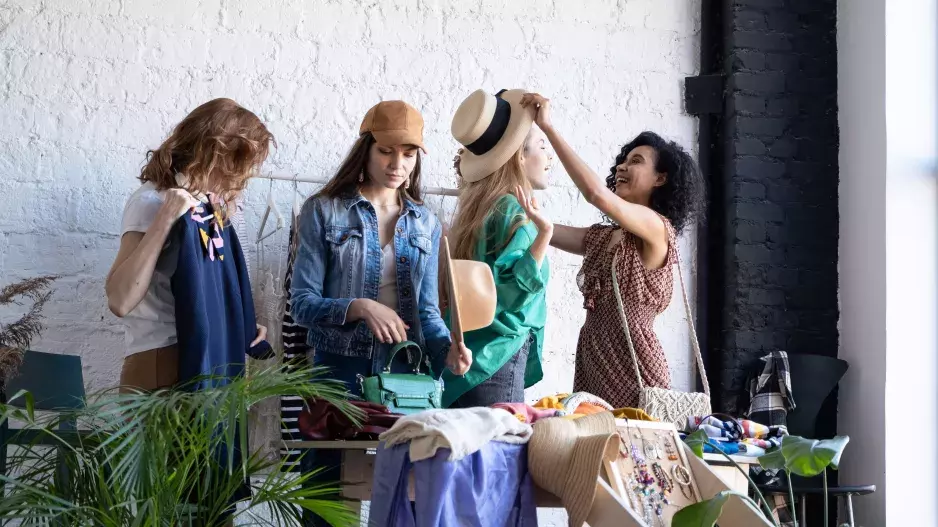 Dejte šanci second handům: Můžete v nich najít nebo složit stylové outfity bez utrácení tisíců