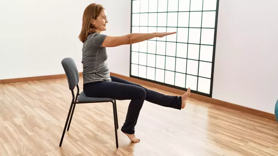 Pevnější a zdravější tělo i po 60: Posaďte se doma na židli a denně dělejte jeden cvik jednu minutu v kuse