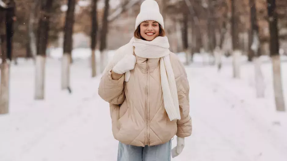 Jediná bunda, kterou v zimě 2025 potřebujete: Jak nosit péřovku, aby vám nepřidávala kila navíc? Stačí doplnit jednu běžnou věc