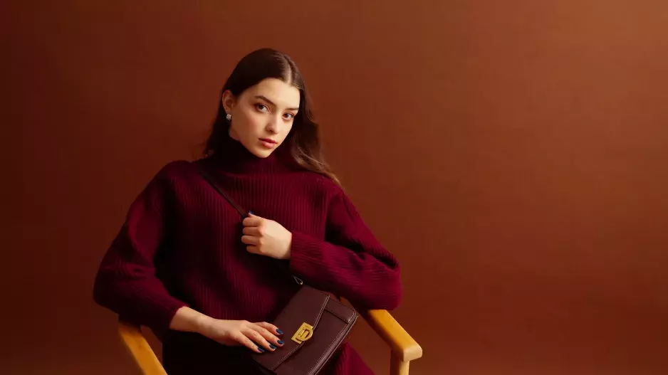 Barva letošní zimy připomíná višně v čokoládě: Zahalte se do tónů vínové, která sedne každé ženě