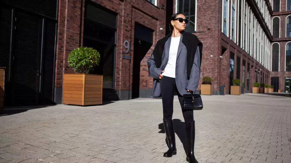 Na oblíbené, ale nepraktické podpatky letos zapomeňte. V začátku roku 2025 je nahradí typ bot, které milují hlavně ženy 50+