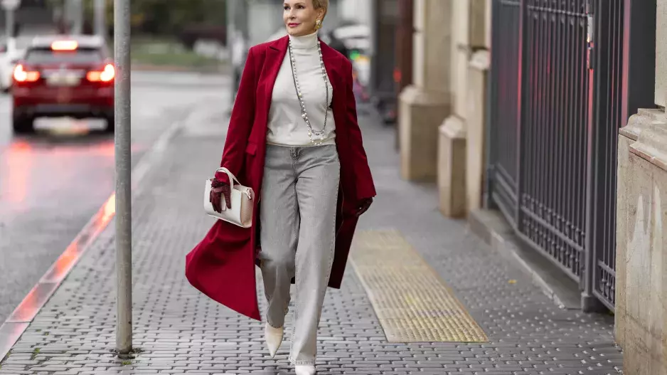 Tři barvy, které budou trendy v roce 2025 a vy je rozhodně nesmíte postrádat ve svém šatníku. Milovnice sytých barev zaplesají