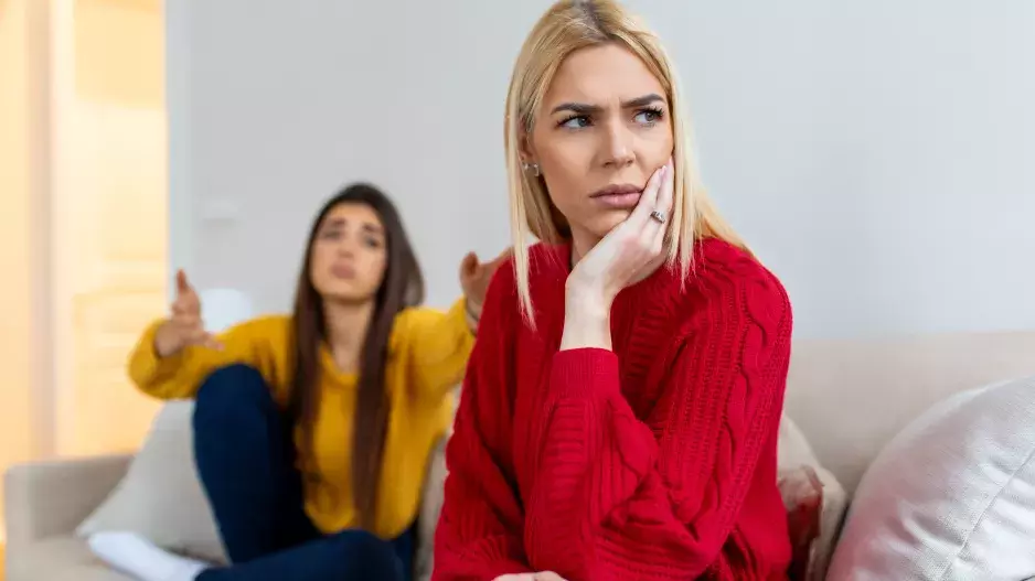 “Moje sestra mi přijde toxická, neustále má se mnou nějaký problém,” píše paní Apolena. Její starší sestra ji ztrapňuje a neustále soutěží v malichernostech