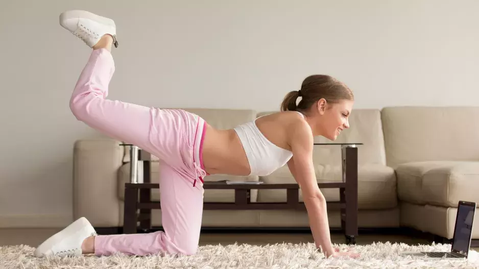 Pevný zadek můžete vytvarovat už za dva týdny: Zkuste tyto 3 cviky a změnu skutečně uvidíte, říká fitness trenérka