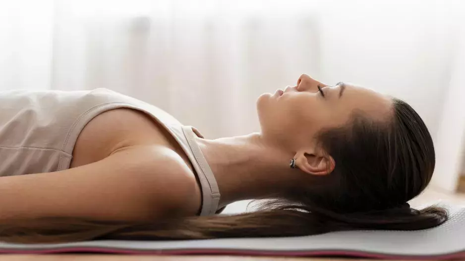 Pozice mrtvoly není jen o ležení. Zrelaxujete celé tělo, ale důležitá je jedna věc