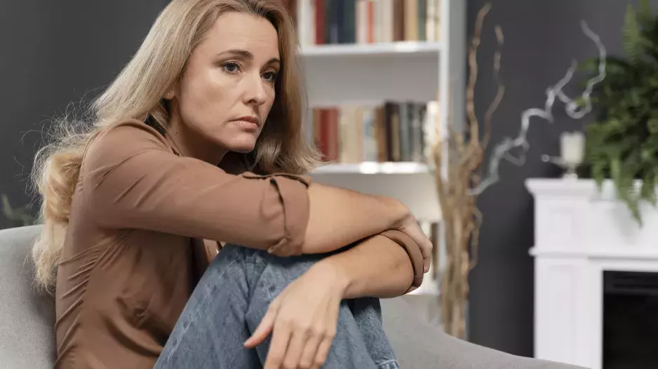 “Můj partner mluví o našich problémech s mou rodinou, cítím se trapně,” píše Marina. Její přítel hledá oporu tam, kde by neměl