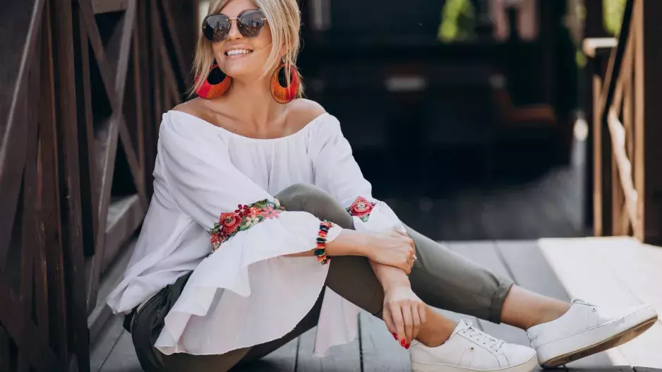 Módní trendy 2025, které nenoste, pokud je vám přes 40: Můžete v nich snadno vypadat lacině. Nahraďte je elegantnějšími