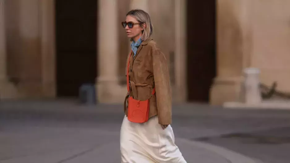 Umělý semiš v barvě kávy je hitem podzimu 2025: Kombinujte ho s těmito dvěma materiály