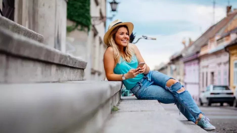 Roztrhané džíny vypadají v roce 2025 jinak. Snoubí se v nich nápaditost, styl a pohodlí. Jaké vybrat podle ikonických Italek?