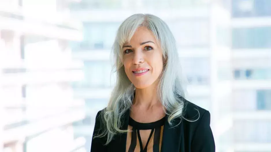 Šediny už dávno nejsou známkou stárnutí: Šedá je dokonce jednou z TOP barev roku 2025. Jak ji nosit, poradí vlasový stylista 