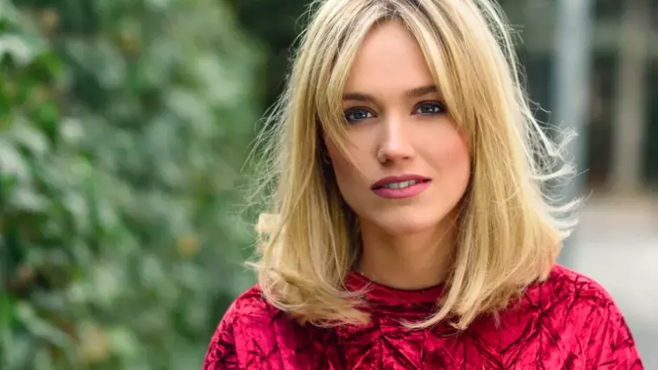 Nejvýraznější vlasové trendy podzimu 2025: Kouřová hnědá, zlatavá blond a ofina ve stylu Jane Birkin