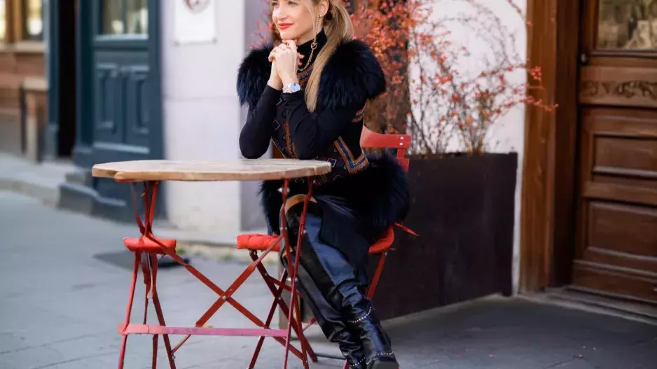 Divoký západ dobývá módní svět: Westernový styl je must-have jara 2025. Nemusíte hned celý outfit, stačí bunda, boty nebo sako