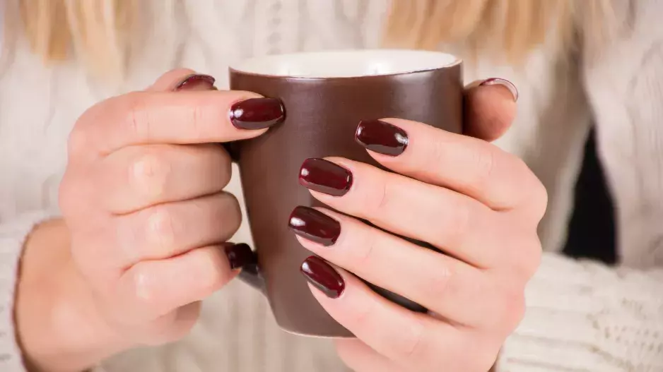 Milovnice minimalismu zaplesají: Skořice, chromovaná čokoláda a čiré sklo jsou nejkrásnější nail designy do posledních mrazivých dní