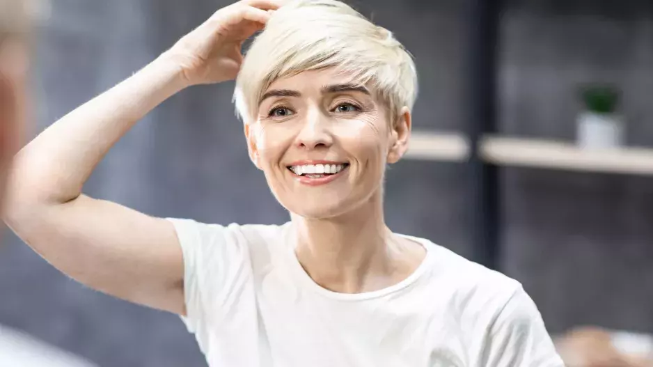 Jak pečovat o krátké vlasy nejen po 40? Tipy na jednoduchý styling, který zvládnete levou zadní