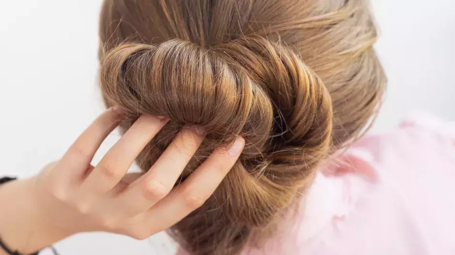 Tipy na ideální účesy pro mastící se vlasy: Vsaďte na drdol, culík nebo si zvolte některý z krátkých střihů z naší galerie