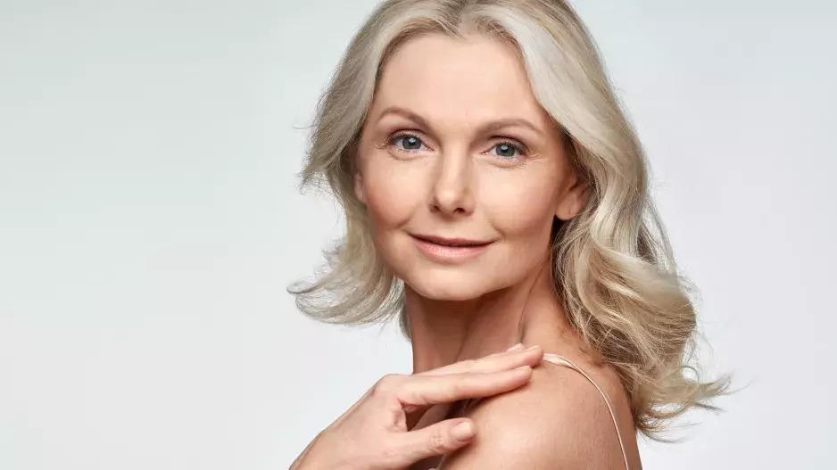 Oříšková je jednou z nich. Jakou barvu na vlasy byste měla zvolit úměrně věku? Po 50 zapomeňte na rudé odstíny i výrazné barvy