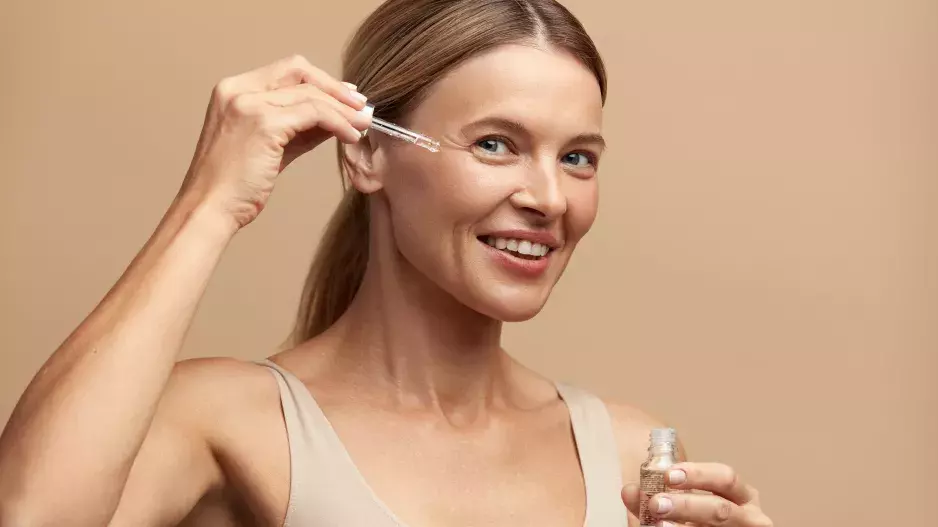 Redakční tipy na nejúčinnější pleťová séra: Proč nesmí tyto zázraky chybět v denní rutině žen nad 50 let? Pigmentace je jedním z mnoha důvodů