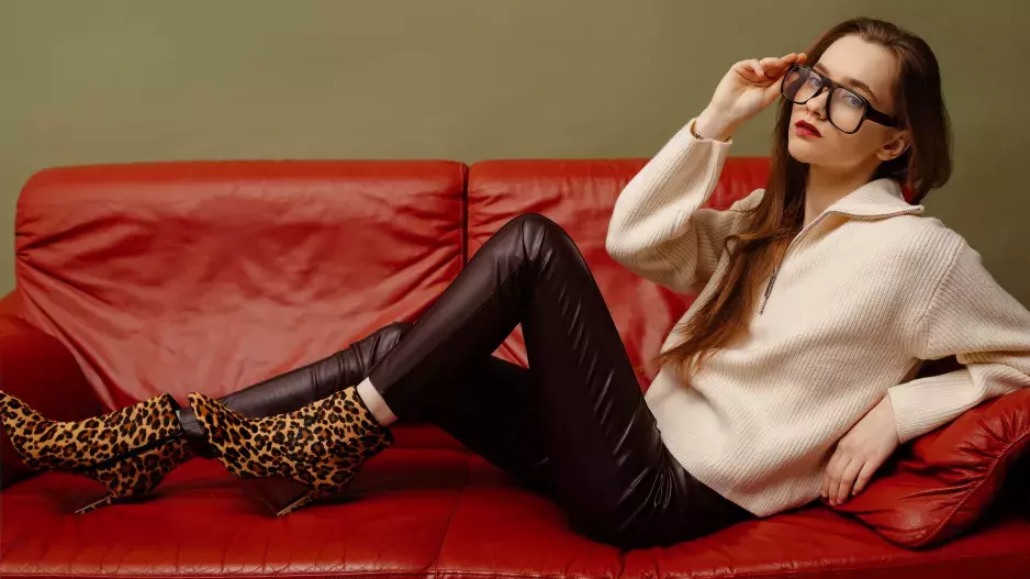 Zapomeňte na džíny, trendem roku 2025 jsou legíny. Kombinujte je s oversized sakem nebo bomberem a nebojte se barev, které omladí