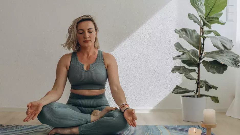 Jógová pozice kleští protáhne šlachy a uvolní celé tělo. Přínosná je hlavně pro ženy po 50. Dokáže zmírnit bolesti a je velmi snadná